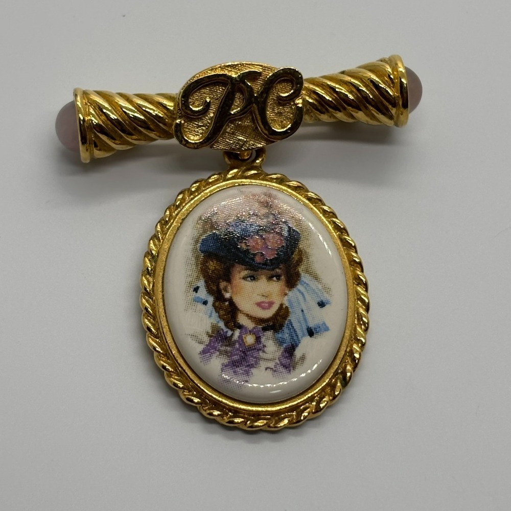 Brooch Cameo Porcelain Woman in Bonnet Avon Presidents Award‎